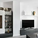 Stunning 2 Bedroom Apartment Near Adelfas