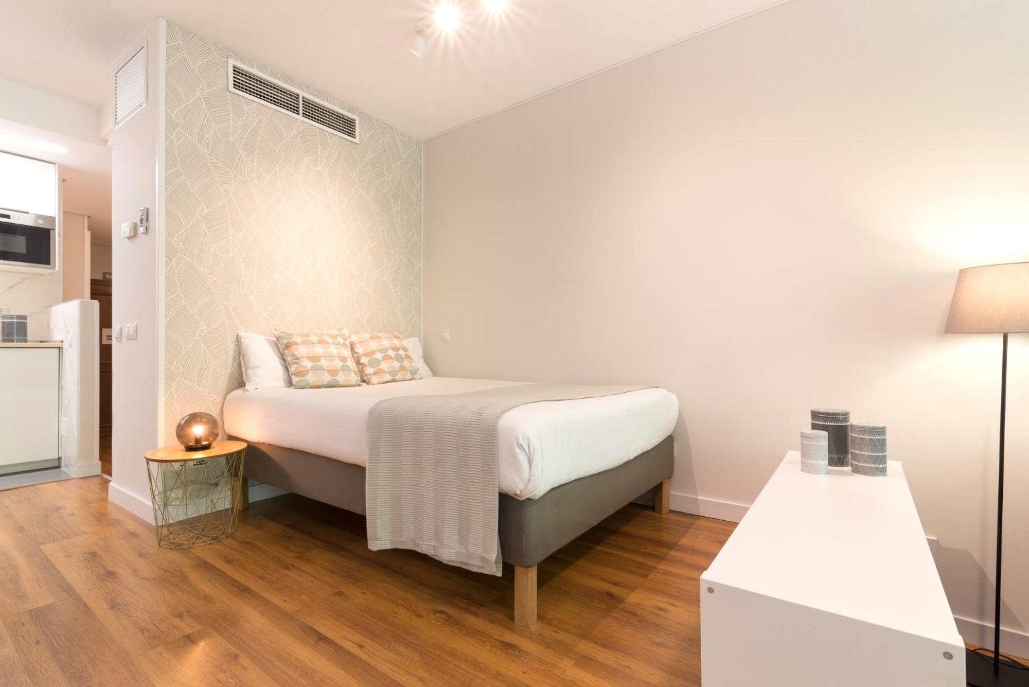 Paseo Del Prado I - Estudio Con Piscina Y Terraza *