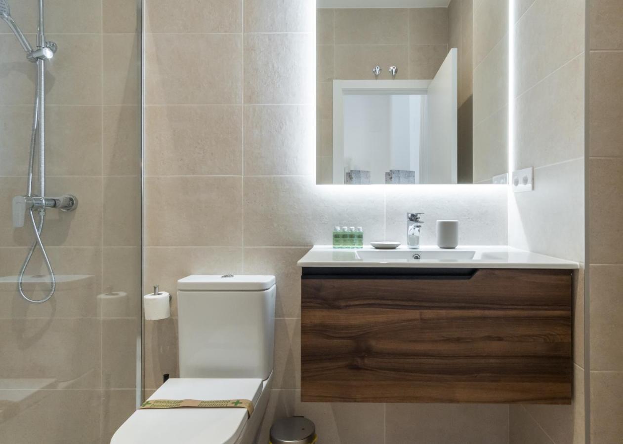Modern And Bright- 2 Bd 2 Bth - Center Apartment *
