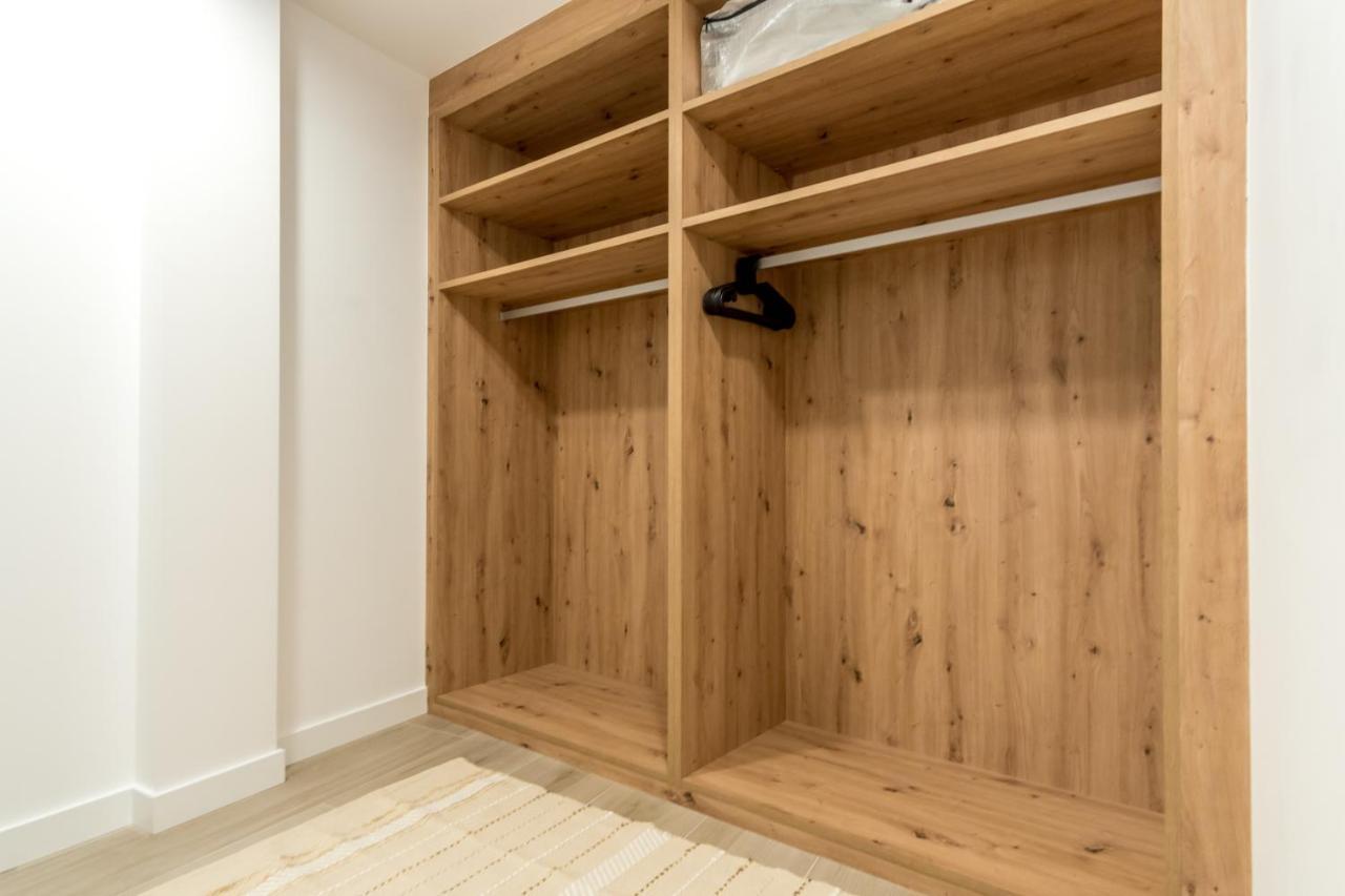 Modern And Bright- 2 Bd 2 Bth - Center Apartment *