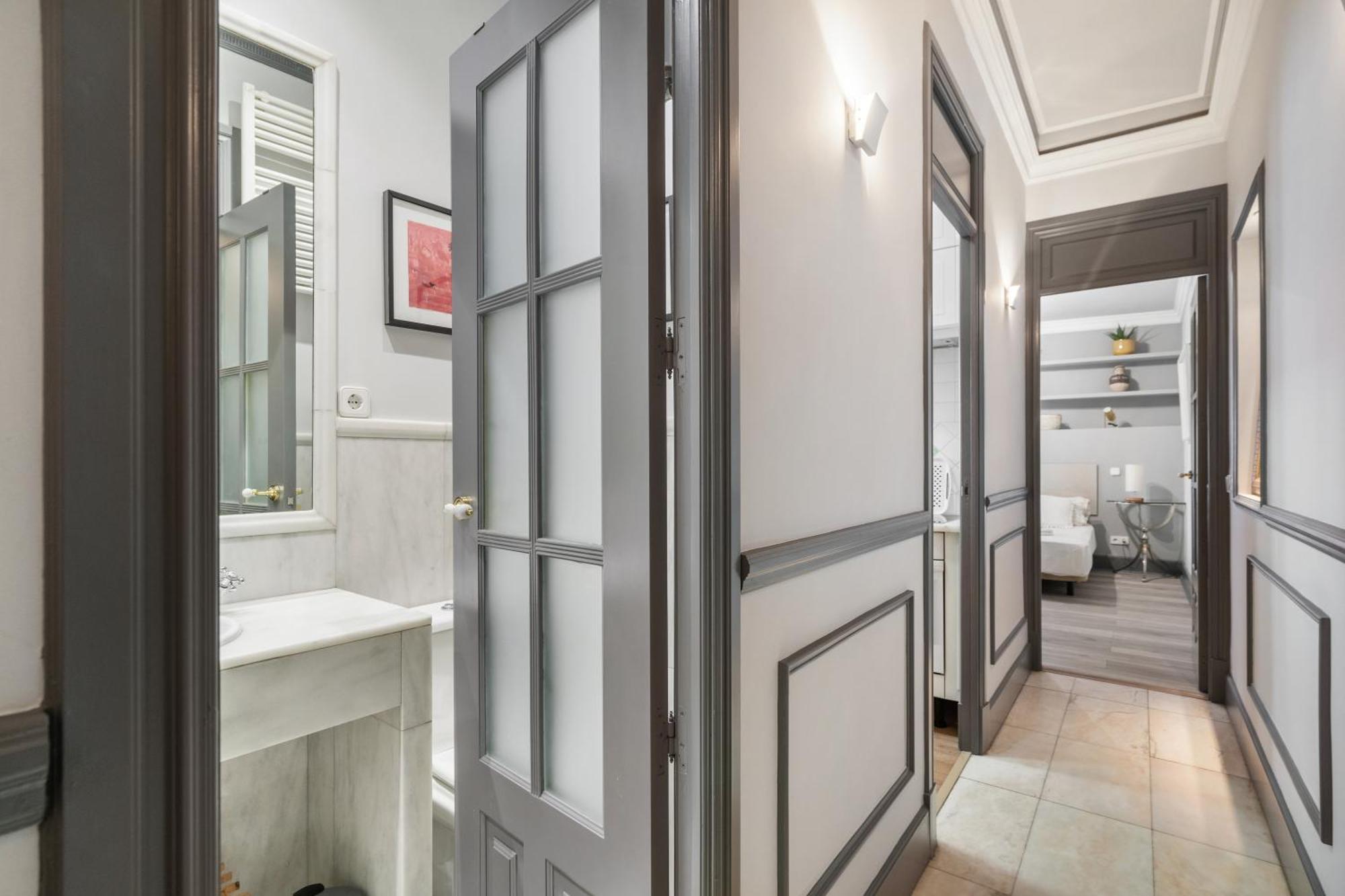 Art & Chic In Trendy Chueca Apartment Madrid