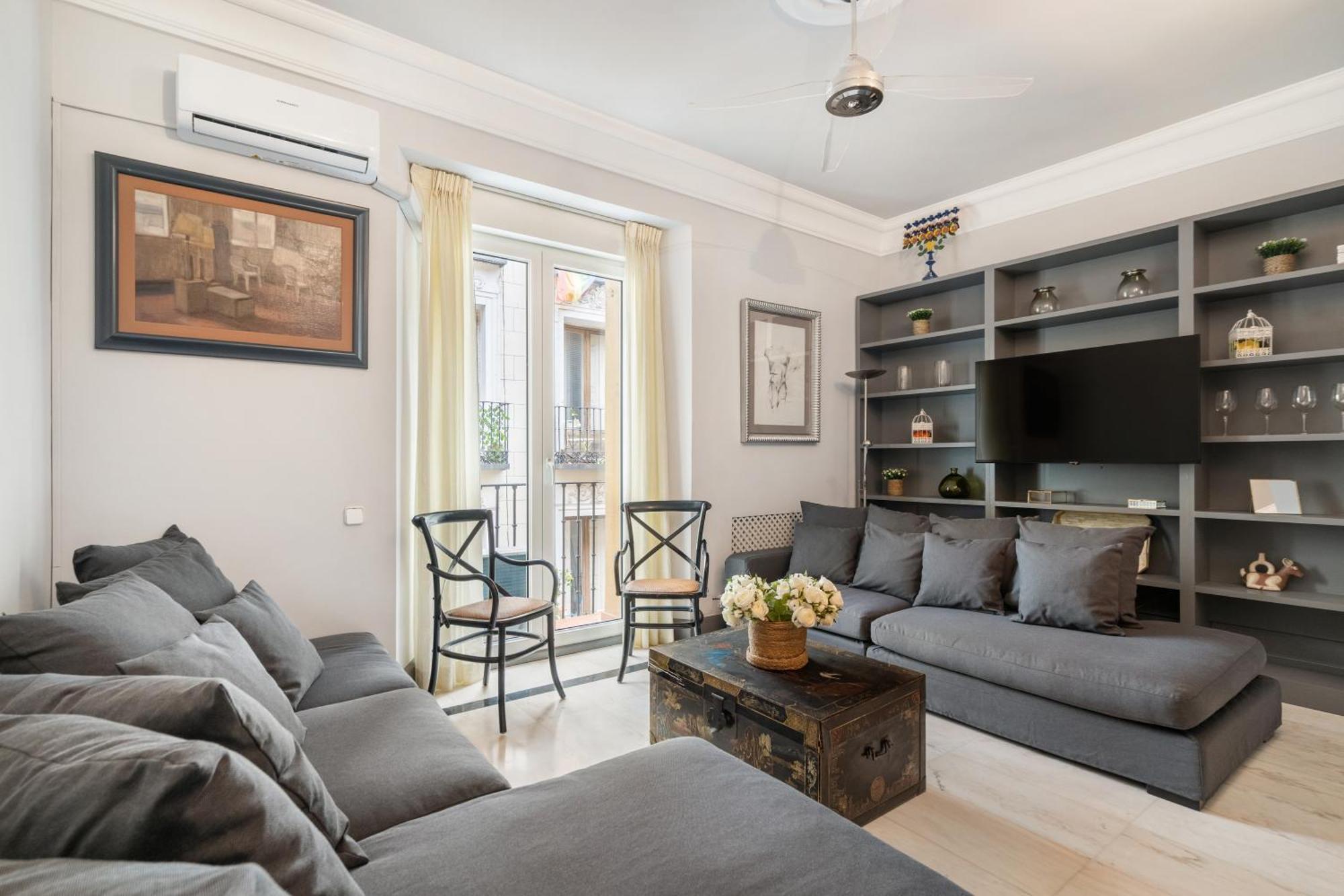 Art & Chic In Trendy Chueca Apartment *