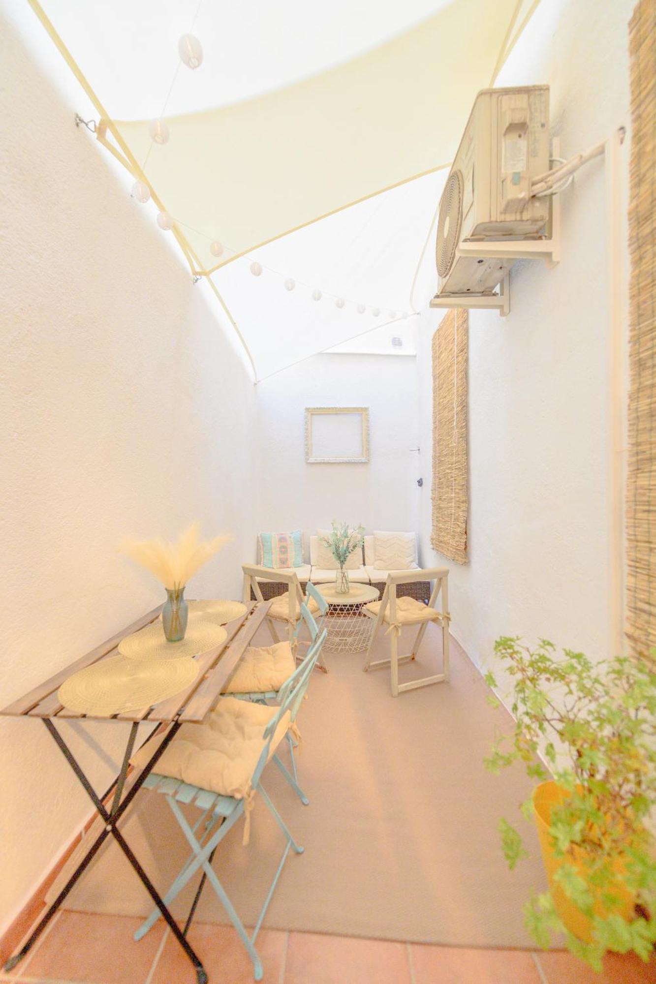 Apartment For Encantador Estudio Temporal Con Cama Doble Y Sofa Cama, Patio Compartido Ctg86