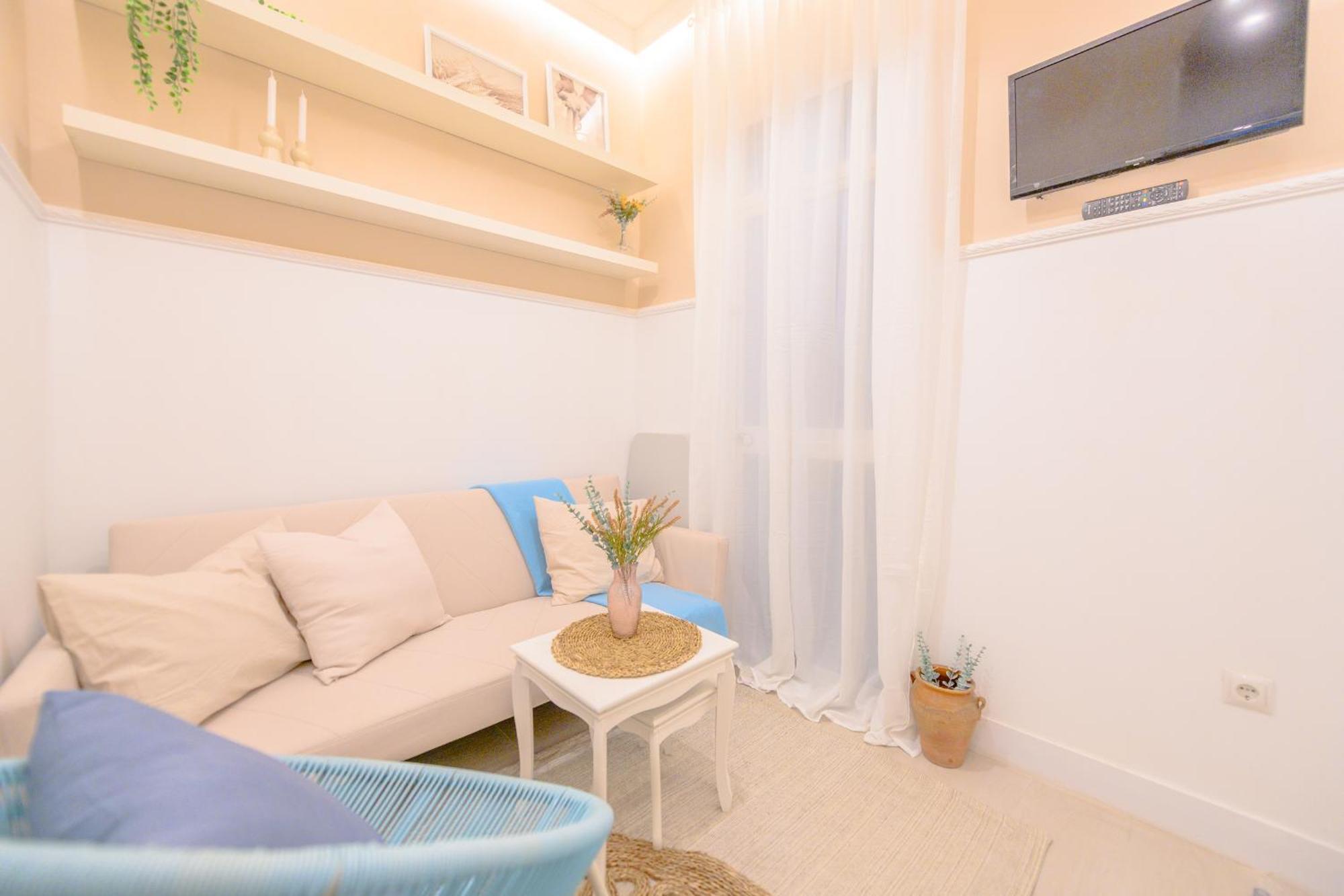 Apartment For Encantador Estudio Temporal Con Cama Doble Y Sofa Cama, Patio Compartido Ctg86