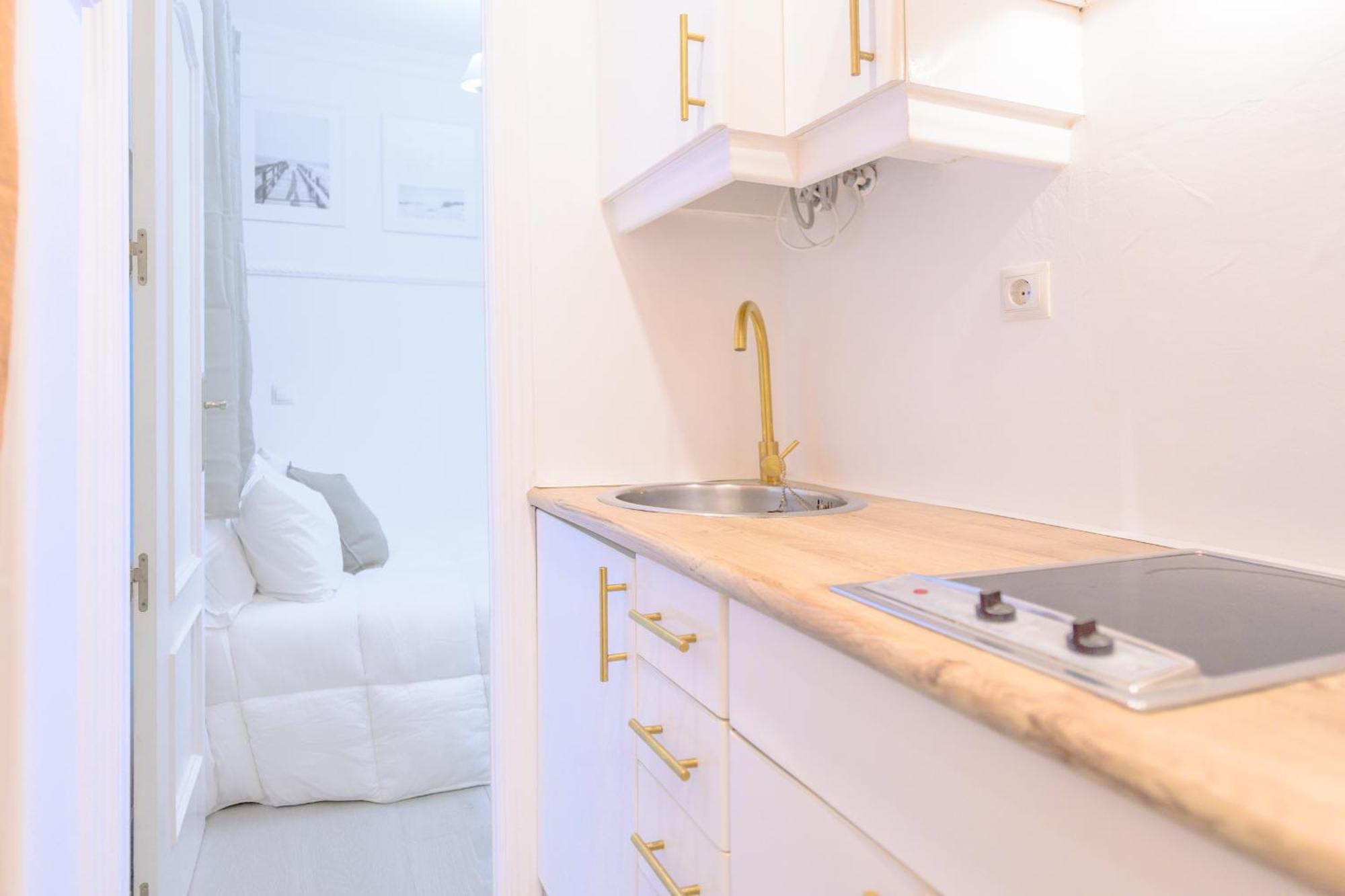 Apartment For Encantador Estudio Temporal Con Cama Doble Y Sofa Cama, Patio Compartido Ctg86