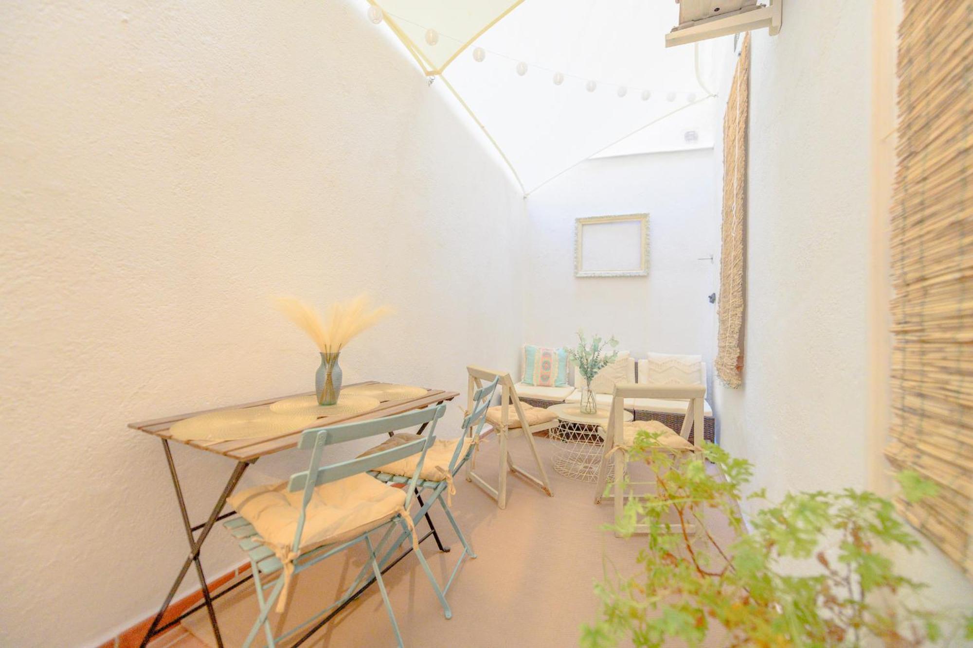 Apartment For Encantador Estudio Temporal Con Cama Doble Y Sofa Cama, Patio Compartido Ctg86 *