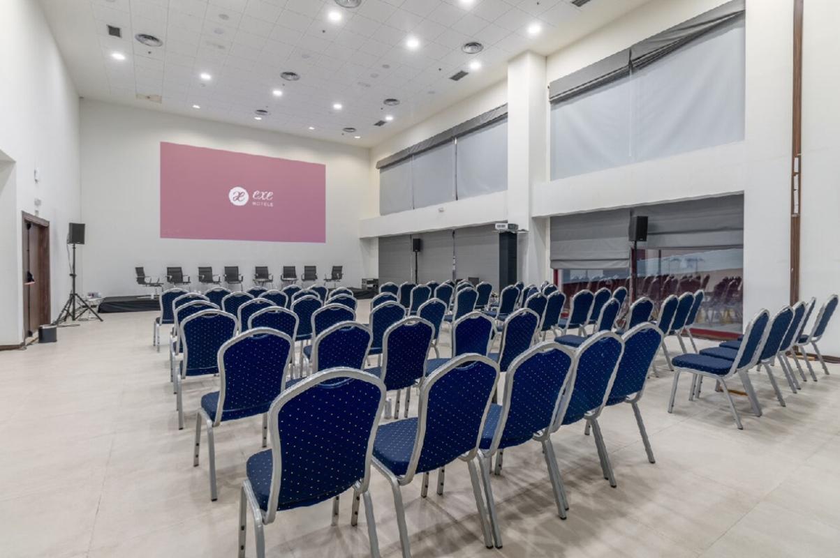 Exe Convention Plaza Hotel 4*