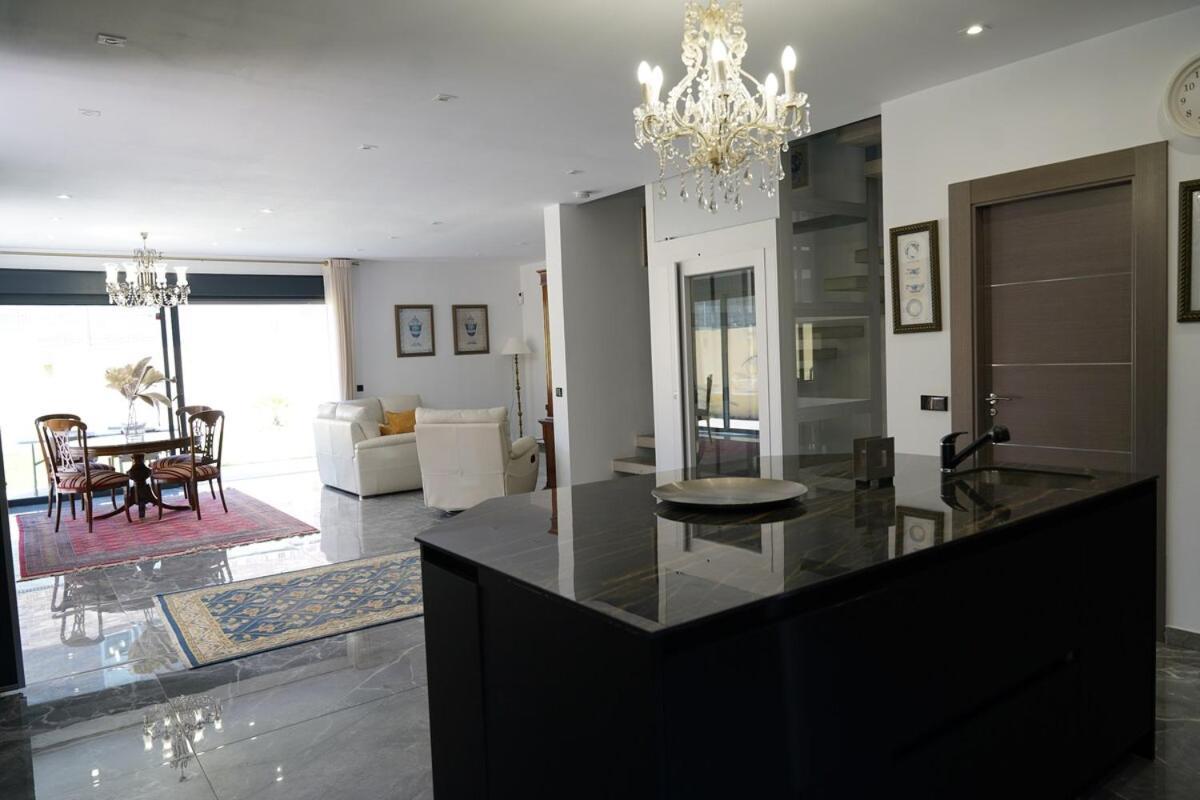 Complete Luxury House With Garden