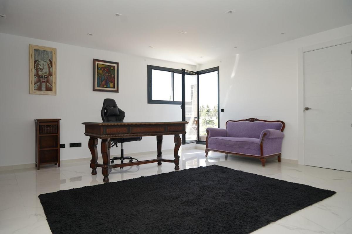 Complete Luxury House With Garden *