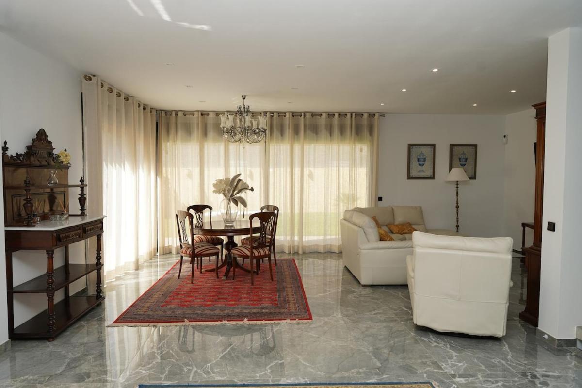 Complete Luxury House With Garden Feriehus