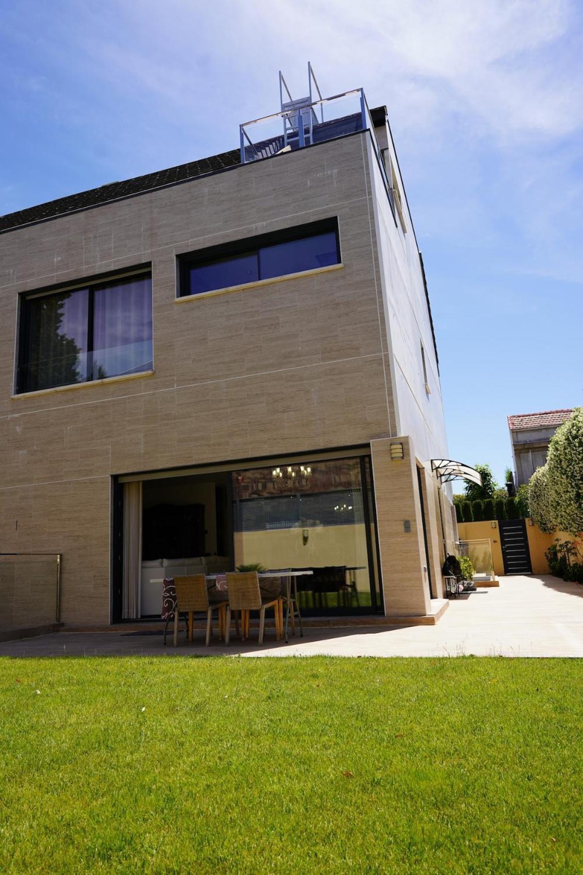 Complete Luxury House With Garden *