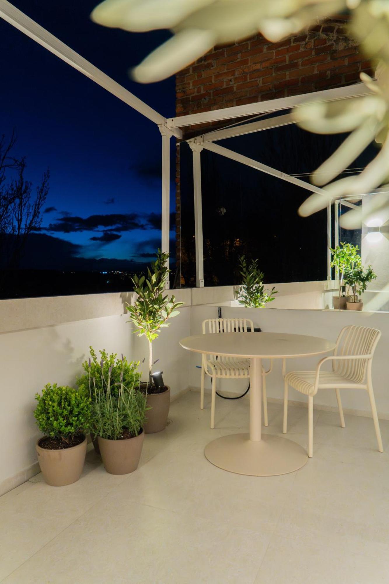 Atico Con Terraza De Diseno En El Corazon De La Latina Alquiler Temporal Madrid