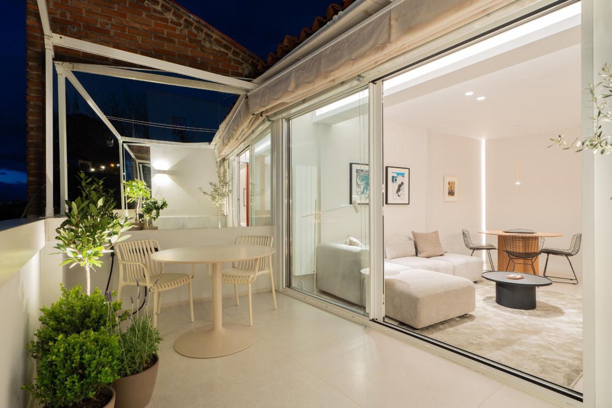 Atico Con Terraza De Diseno En El Corazon De La Latina Alquiler Temporal Apartment