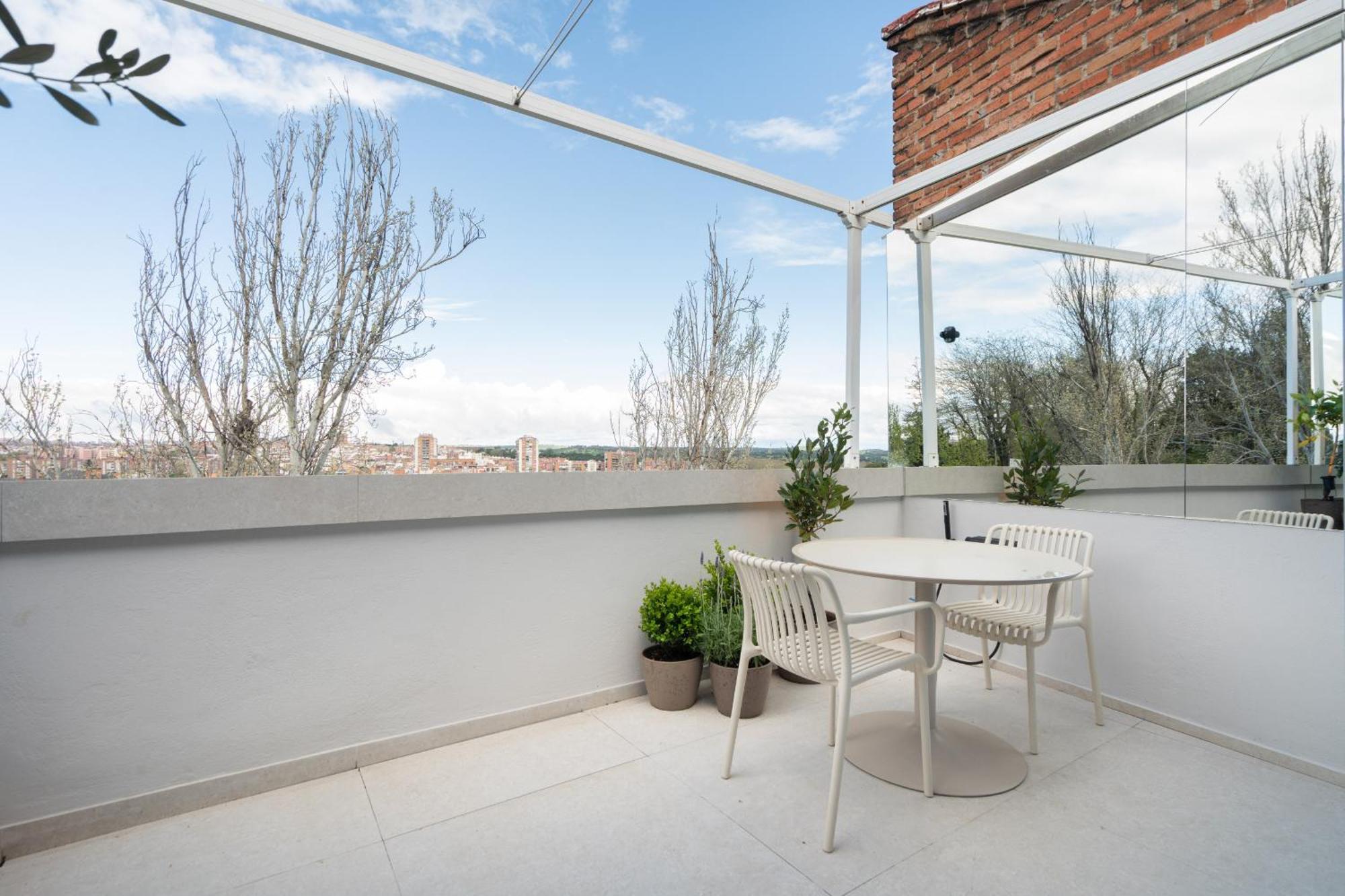 Atico Con Terraza De Diseno En El Corazon De La Latina Alquiler Temporal Apartment *