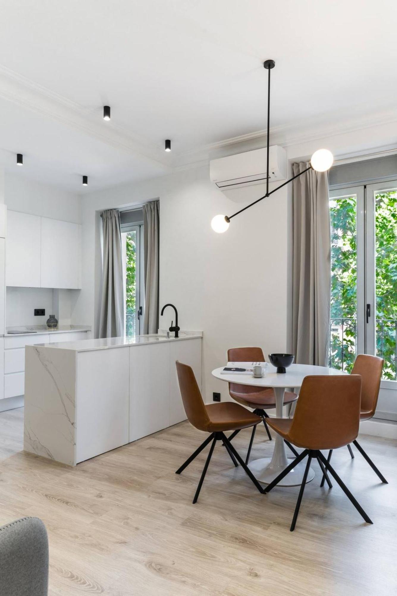 Luz Y Diseno En Malasana, Piso Centrico Y Nuevo Apartamento Madri