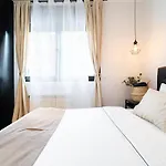 Edsam Madrid Apartments Black