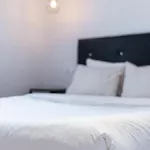 Edsam Madrid Apartments Black