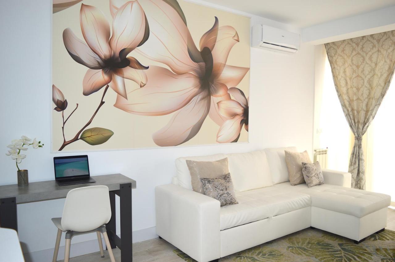 Plaza Apartment *