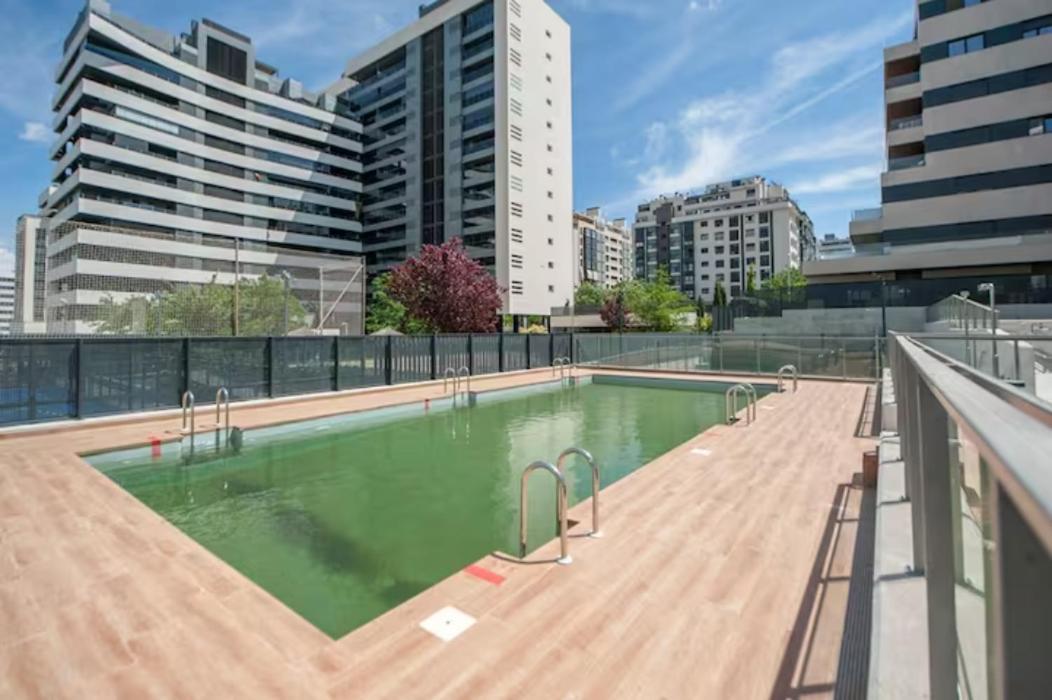 Moderno Y Lujoso Apartamento En Urbanizacion Privada Con Terraza De Diseno En Valdebebas / Ciudad Deportiva Real / Feria De Apartment Madrid