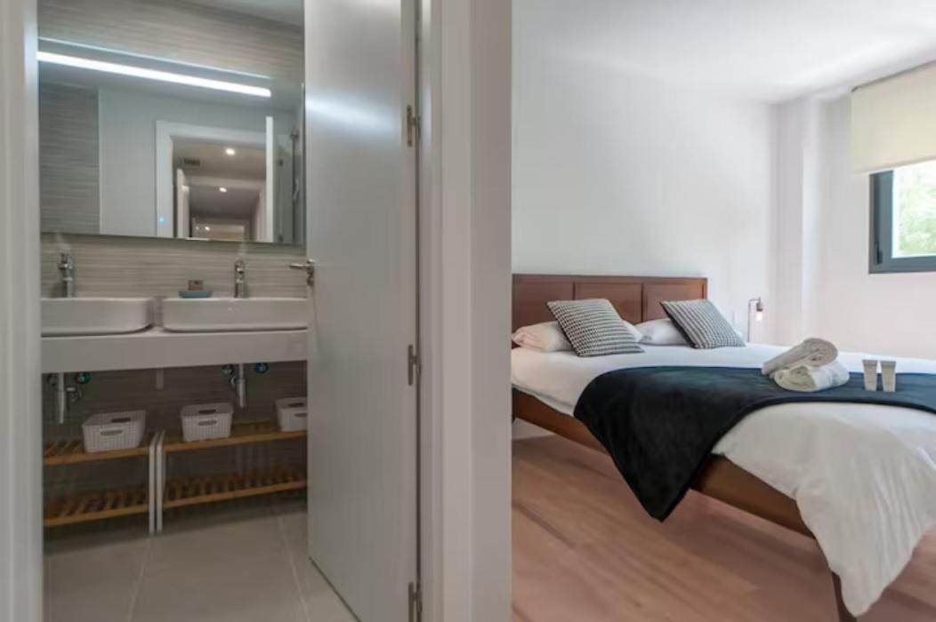 Moderno Y Lujoso Apartamento En Urbanizacion Privada Con Terraza De Diseno En Valdebebas / Ciudad Deportiva Real / Feria De Apartment