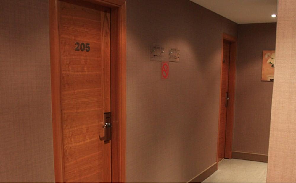 Hotel De Barajas 3*