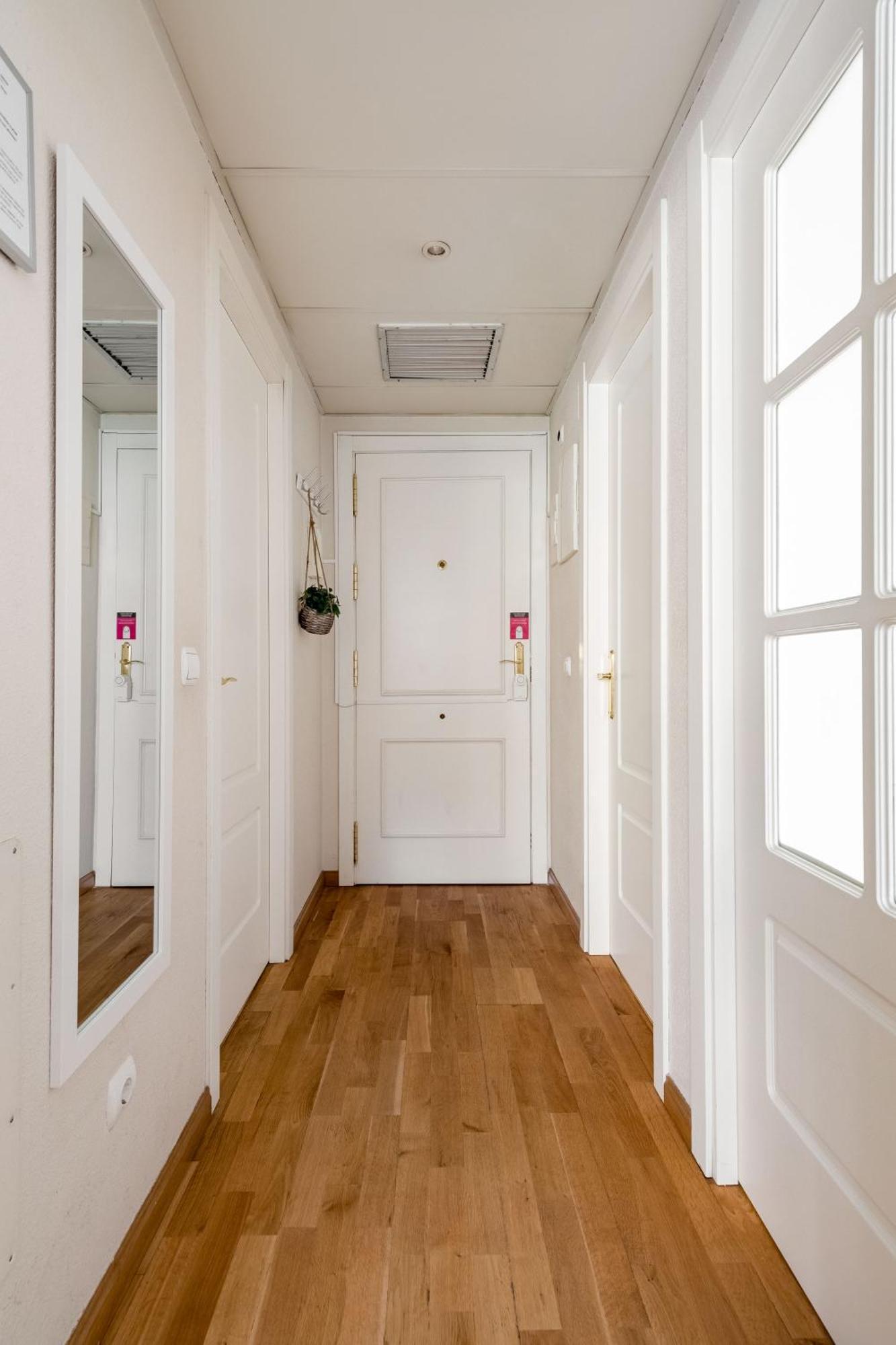 Apartment Charming Airport V *
