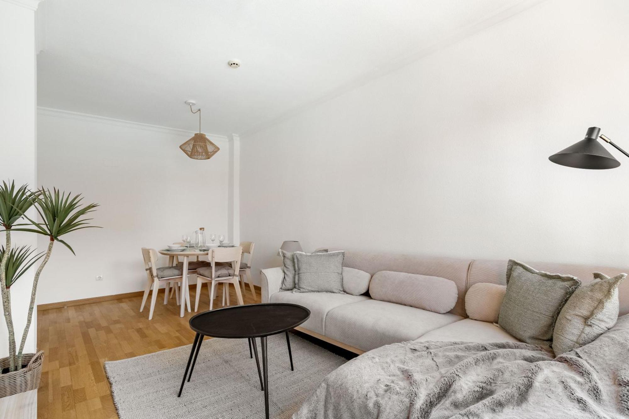 Charming Airport Iv Apartment *