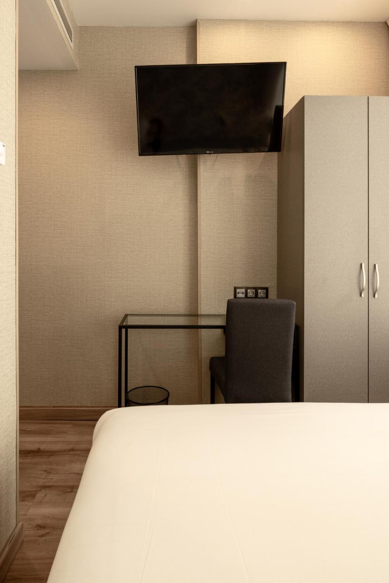 Hotel Avenida Gran Via 3*