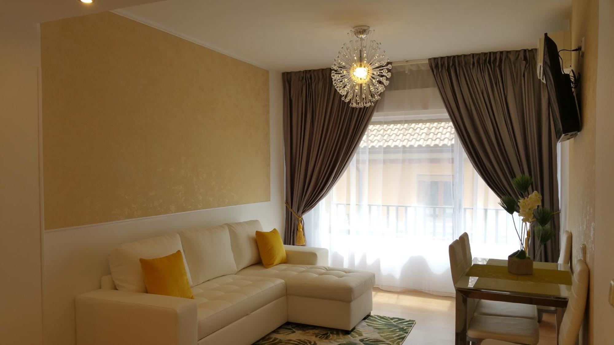 Plaza Apartment *