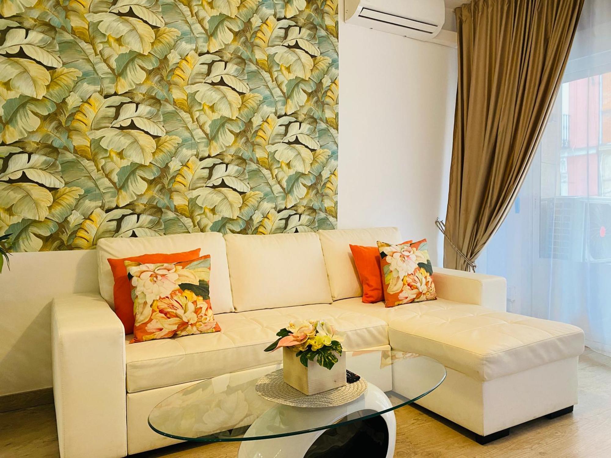 Plaza Apartment *