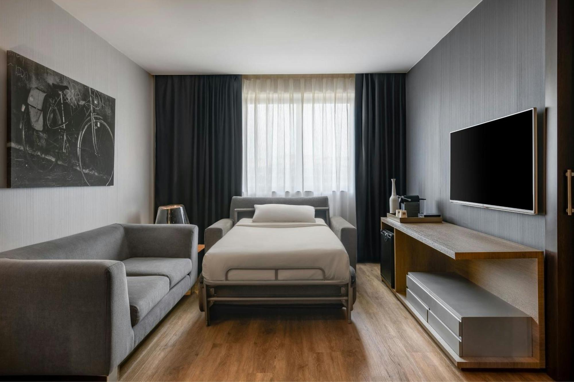 Hotel Ac Feria By Marriott 4*