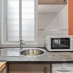 Contemporary Flat With 1-Bedroom In Madrid