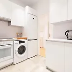 3 Bedrooms 2 Bathrooms Furnished - La Latina - Bright & Spacious - Mintystay
