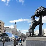 Remanso De Luz Y Silencio En La Puerta Del Sol