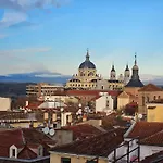 Authentic Madrid Experience -Plaza Mayor 7Min Walk - Spectacular View - Champagne