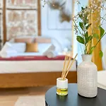 City Center Stylish Apartment Ac