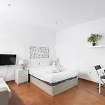 Centrally Located Studio In Madrid - 382