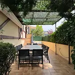 Moderna Casa De Lujo Con Jacuzzi En El Jardin