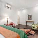 Charming And Spacious Apartment Steps From Gran Via
