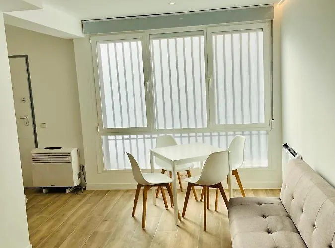 Bernabeu/ C.Universitaria Apartments