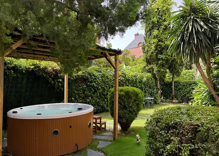 Moderna Casa De Lujo Con Jacuzzi En El Jardin