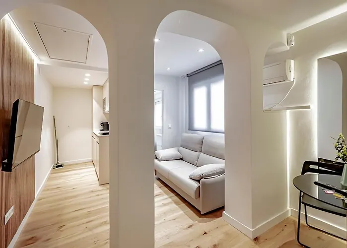 Cb10 - Stylish Modern Apartment- 5-Minute Walk To Gran Via