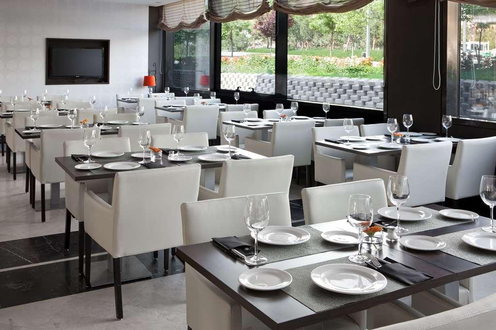 Nh Ribera Del Manzanares Hotel *