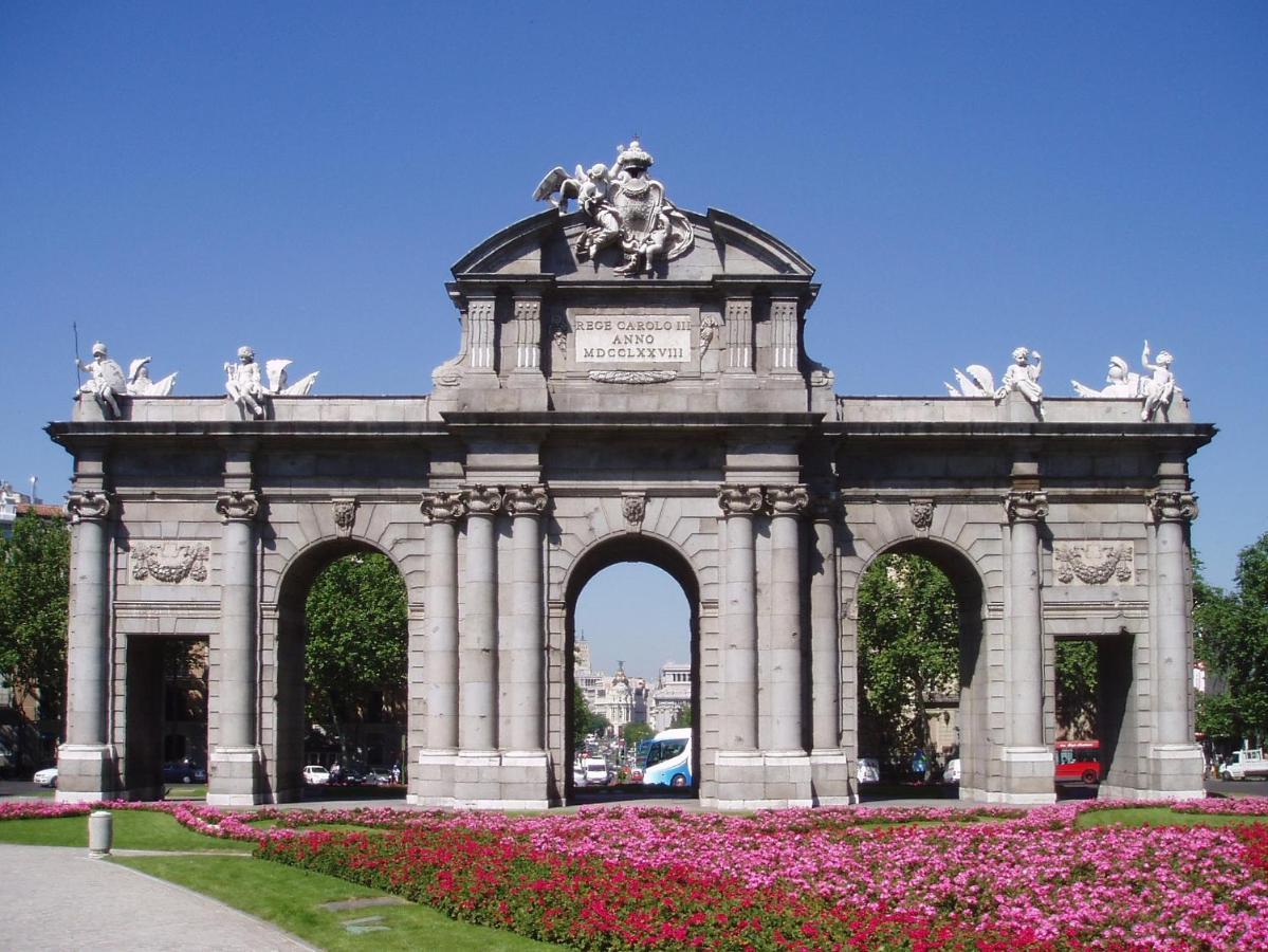 Me Voy A -junto Al Parque Del Retiro-4 * Madrid