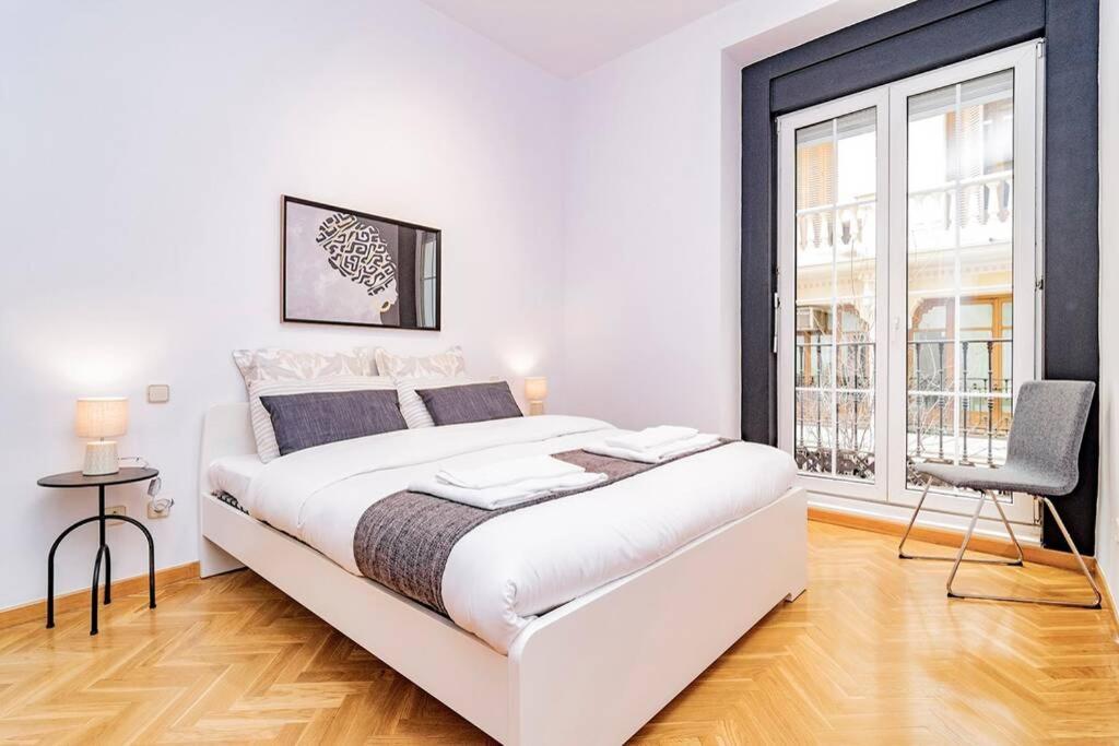 Encantador En Chueca Junto A Gran Via, Infantas 1-1 By Batuecas * Madri