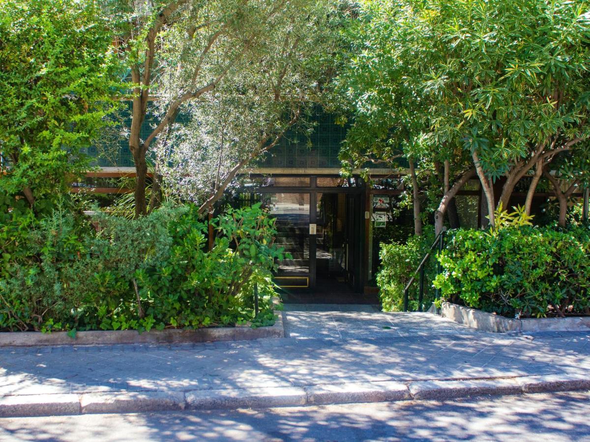Comfortable And Accessible In 35 M² Shared Pool