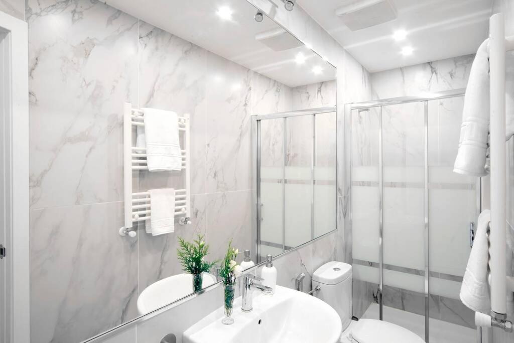 Apartment Luxury & Design Center 3brm 3bthr *