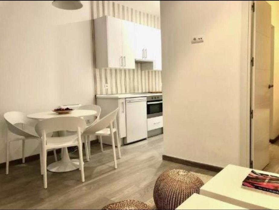 A Metros Del Retiro Apartment *