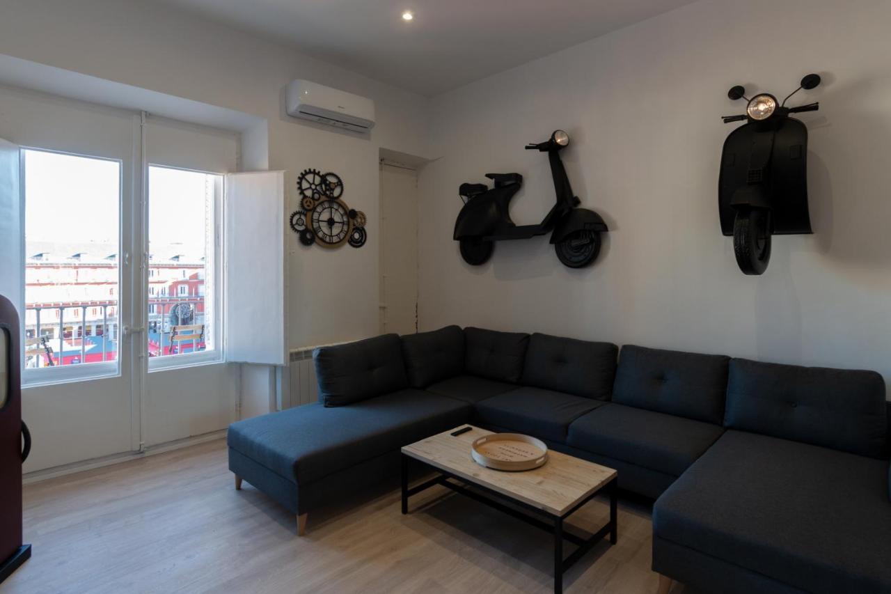 Plaza Mayor Groups By Monaro***** * Madri