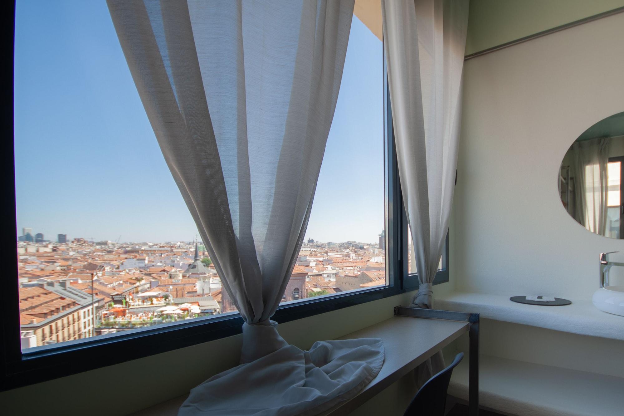 Charlotte-gran Via Albergue Madri